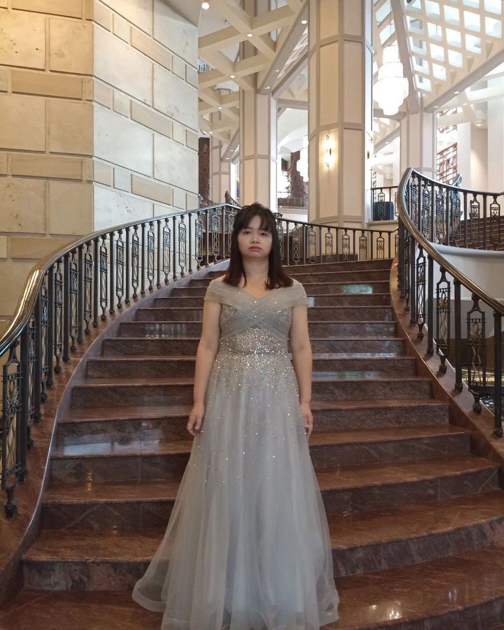 阿儀標準站姿，唔係人人學得到。